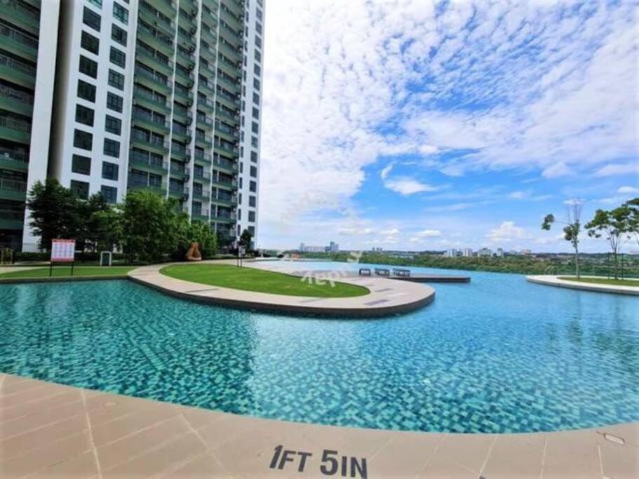Homenest Jb City Poolview Suite By Cozy Home Johor Bahru Exterior photo