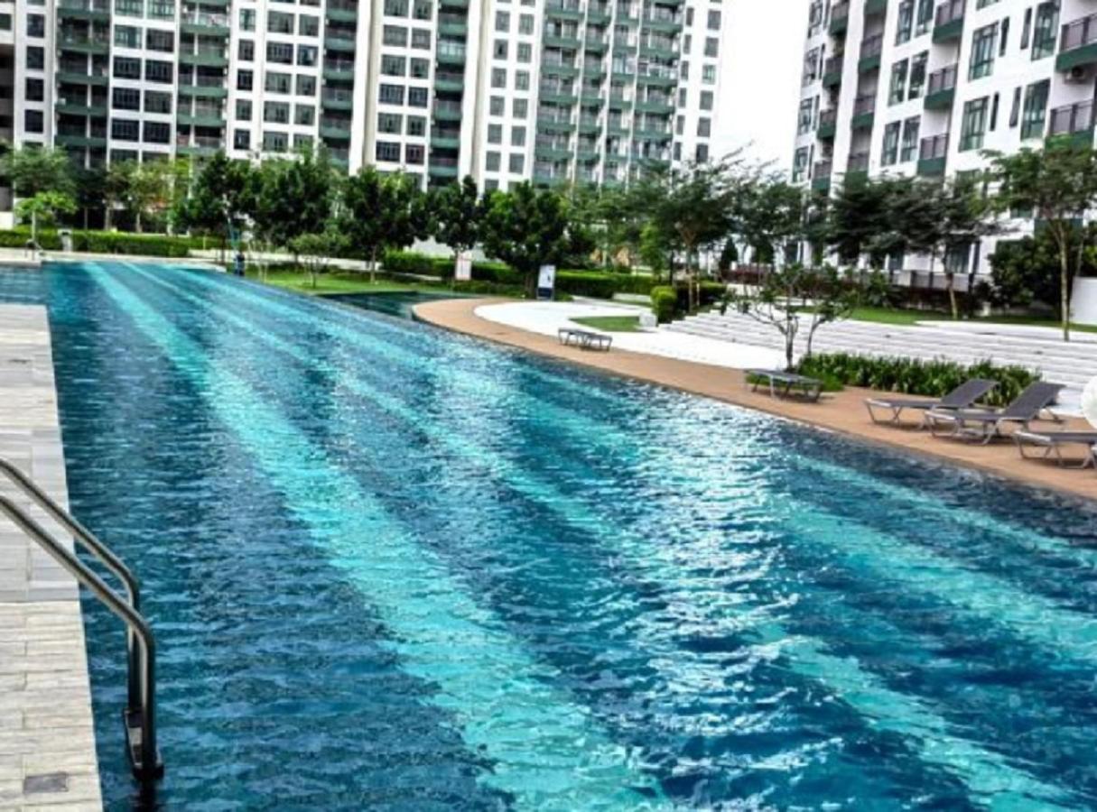 Homenest Jb City Poolview Suite By Cozy Home Johor Bahru Exterior photo
